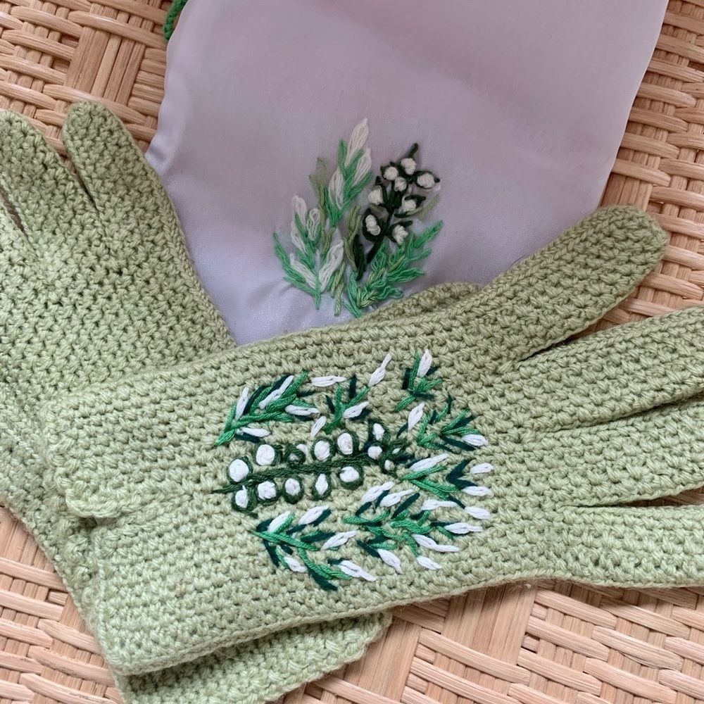 Wool Gloves with Embroidered Garden Design in Mint Green 🌷✨✨✨